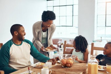 Mutlu aile, aileler ve çocuklar kahvaltı için yemek odasında servis, bağ ve kahkahalarla. Siyahi insanlar, anne ve baba ve çocukları ile beslenme için yiyecek, yumurta ve ekmek..