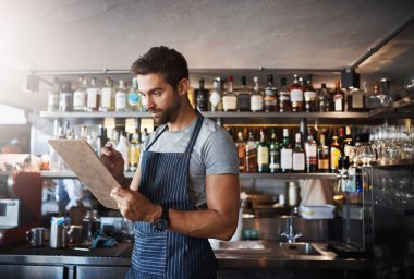 Barmen, restoran yönetimi için stokları, envanterleri ya da likör kontrolü olan bir pano. Alkol, fatura veya bar notları için düşünen, sipariş veren veya okuyan kişi, barmen ve kontrol listesi.