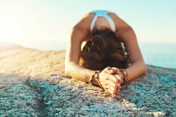 Plaj, meditasyon ya da dua eden elleri, vücudu olan ya da ruhsal, sağlıklı ya da zihinsel denge için doğada esneme hareketi yapan bir kadın. Barış, minnettarlık ya da yoga, şifa ya da bütünsel özbakım için denizde olan kişi.