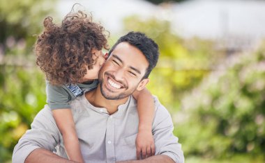 Baba, yaz, açık hava ya da tatil boyunca mutlu bir oğlanla yanak yanağa öpüşün. Adam, çocuk ve arka bahçedeki ağaçların yanında özenle ya da sırt üstü özgürlük, aşk ya da eğlence için birlikte gülersiniz..