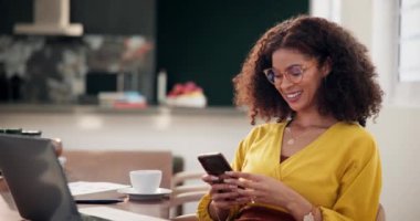 Telefon, uzaktan çalışma ve girişimci siyahi kadınların gülümsemesi serbest ya da yeni başlayanlar için. İletişim, küçük işletme ve teknoloji mutlu çalışan cep telefonuna mesaj yazıyor.
