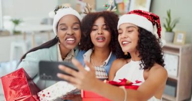 Noel, arkadaşlar ve iş kadınlarıyla birlikte kutlama ya da ofis partisi için selfie. İş yerindeki bir grup çalışanla festival için telefon, gülümseme ve fotoğraf..