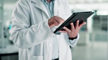 Araştırmalar, sağlık hizmetleri ya da hastanedeki bilgiler için tablet kullanan kişi, doktor ve eller. Klinikte çevrimiçi tarama, ağ oluşturma veya arama teknolojisi üzerinde çalışan cerrahların kapatılması.