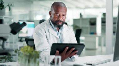 Tıbbi, araştırma ve siyah adam tablet, bilim ve online laboratuvar sonuçları ve deney programı ile daktilo. Kimya çalışmaları için test, sağlık hizmeti veya biyoteknoloji uzmanı veya dijital uygulama.