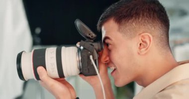 Adam, fotoğrafçı ve kamera stüdyo için. Yaratıcılık, yön ve profil için gülümseyen bir fotoğraf makinesi. Moda, dergi ya da medya ajansı için çalışan kişi, sahne arkası ve serbest meslek sahibi..