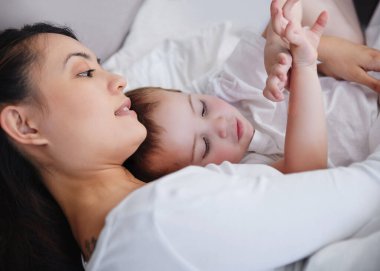 Ev, anne ve oğul sevgi dolu, neşeli ve mutlulukla kaynaşan, özen ve rahatlama. Daire, aile ve çocuklu bekar ebeveyn, bebek ve çocuklu anne, hafta sonu tatili ve çocuğa güven..