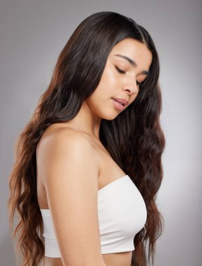 Güzellik, kozmetik ve saç. Stüdyoda beyaz arka planda Keratin tedavisi için doğal bir kadın var. Kuaförde temiz, organik veya güçlü saç bakımı için kendine güvenen modelle estetik, büyüme ve şampuan..