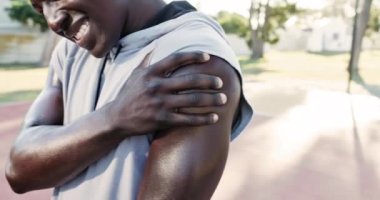 Eller, omuz ağrısı ve basketbol sahasında yaralanmış siyah bir adam. Sağlık egzersizi, fitness veya antrenman kazası için. Kas problemi olan spor, kol ve atlet, artrit ya da fibromiyalji.