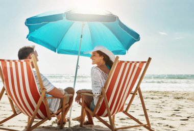 Plaj, çift ve tatil macerası için rahat koltuk yaz güneşinde birlikte aşk ve bağ. Gülümse, kadın ve erkek özenle, destekle ve Yunanistan 'a okyanus yolculuğu için tropikal tatil seyahati.