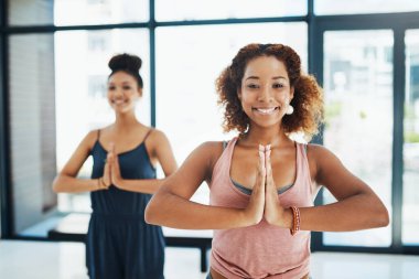 Kadın, yoga ya da namaste ya da barış için portre rahatla, sağlıklı vücut ve sağlık için uygunluk. Kadın insanlar, Zen ya da eller pilates sınıfında sakinlik için, çakra ile zihniyet ve kişisel bakım için sakinlik için bir arada..