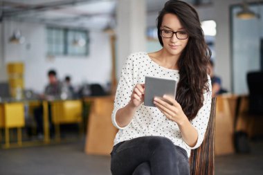 Kadın, ofis ve sandalyeli ve tabletleri açık alanda internete girmek ya da internette grafik tasarımcısı olarak araştırma yapmak için. Proje, yaratıcılık ve tasarım ajansı için fikirler için çalışan, gezen ve web sitesi.