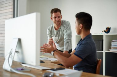 Asyalı tasarımcı, erkekler ve masada bilgisayar, geliştirme ve iş birliğiyle konuşmak. Teknoloji, yaratıcılık ve geri bildirim ile modern iş yerinde web tasarımı, fikir ve istemci.