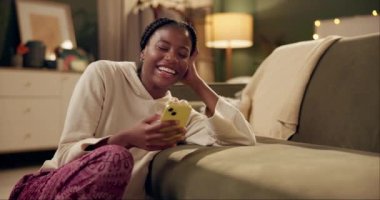 Mutlu, kahkahalar ve telefonlu siyah kadın online sohbet, iletişim ve iletişim için kanepede. Rahatla, ev ve akıllı telefondan sosyal medya, komik web sitesi ve oturma odasında internet haberleri.