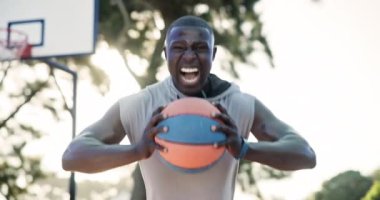 Siyahi bir adam, Atlanta 'da spor, spor ve antrenman için dışarıda basketbol topuyla portre ve çığlık atıyor. Sporcu, sağlıklı ve kariyeri için enerjisi olan bir oyuncu olarak yarışmaya hazır..