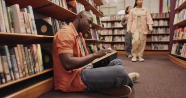 Öğrenci, Afrikalı ya da kütüphanede kitap okumak, edebiyat araştırması yapmak ya da bilgi almak için okumak. Genel z, roman veya öğrenme ile burs veya eğitim için akademik bilgi arayışı.