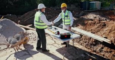 İnşaat alanında mühendis, tokalaşma ve mimar işbirliği için, merhaba ya da planlama ile toplantı. Millet, mülkiyet, gündem ve yapılaşma için dışarıda el sıkışın ve takım çalışması yapın..