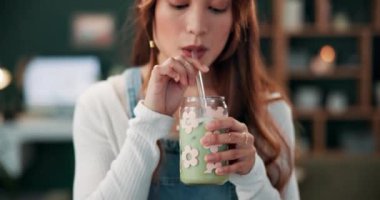 Mutlu kadın, diyet, sağlıklı beslenme ya da evde vejetaryen atıştırmalıkları için camla smoothie ve içecek. Evde detoks ya da yeşil içecek olarak doğal, mineral ya da organik sıvı kullanan kadın ya da vejetaryen..