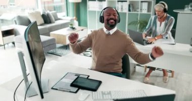 Siyahi bir adam, ofiste müzik, şarkı ya da enerji için tabletle dans ve kulaklık. Mutlu Afrikalı, erkek ya da menajer iş yerinde teknoloji ile müzik listesinin, podcast 'in ya da ses parçasının keyfini çıkarıyor.