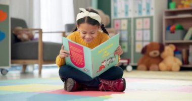 Kız, okul ve sınıfta kitap okumak, çocukluk gelişimi ve anaokulunda sözcük dağarcığı büyümesi. Çocuk için mutluluk, gülümseme ve bilgi veya hikaye kitabı, öğrenme ve fantezi ile bilgi.