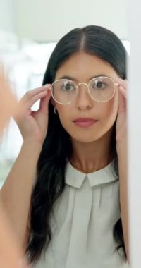 Optometriste kadın, gözlük ve reçeteli görüş. Göz bakımı için çerçeve kontrolü, yeni gözlük ya da karar. Perakende satış mağazasında optometri, müşteri veya mağaza mercek seçimi, stil veya memnun ürün.