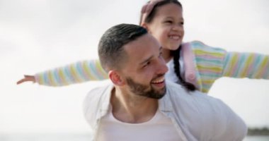 Meksika 'da yaz tatili için ailesiyle plajda olan yüz, uçak ve kız. Doğada eğlence ve özgürlük. Baba, kız ve okyanus tatili için seyahat, macera ve aşk ile mutluluk ve bağ.