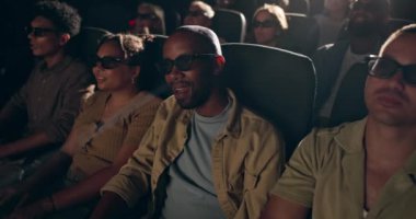 İnsanlar, seyirciler ve sinemada 3D bardaklar film festivalindeki performans, korku ya da heyecan için şok etkisi yaratıyor. Erkekler, kadınlar ve seyirciler koltuklar, oditoryum veya tiyatroda film gösterimi için.
