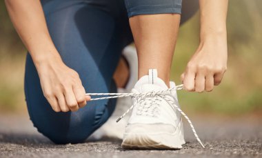 Spor, kadın ve eller, günlük egzersiz, etkinlik ve maraton için antrenman için açık havada ayakkabı bağı. Kadın koşucu, otobanda atlet emniyet, hazırlık ve antrenman için bağcıklarını bağlıyor