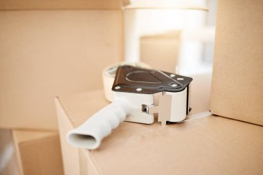 Taşınmak için kutular, nakliyat veya bant dağıtıcısı, emlak ya da mülk için karton ya da paket. Yapıştırıcı, paket ve ürün ile yakın plan, arkaplan veya araç güvenli veya evde paketleme.