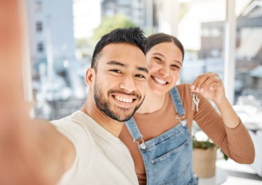 Çift, anahtarlar ve mutlu selfie, yeni ev, başarı ve insanlar birlikte konut kredisi için lobide. Mülk yatırımı, kiracılar ve sosyal medya paylaşımı, taşınma ve taşınma için gülümseme.