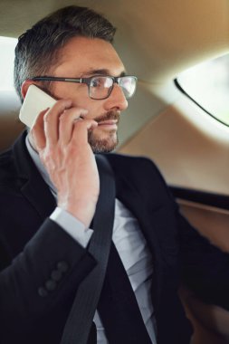 İş adamı, telefon görüşmesi ve arabadaki arka koltukta sohbet, ağ kurmak ya da şirket için anlaşma. Kişi, araç ve akıllı telefon sürüş, ulaşım veya müzakere sırasında düşünmek için kişi dinlemek.