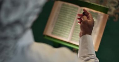 Dua etmek, müslüman olmak, Kuran okumak, ruhani ibadet etmek ya da üst görüş için camide boncuk taşımak. Gazze için Tasbih ile birlikte İslami kişi, el veya kutsal kitap umut, inanç ve dayanışma