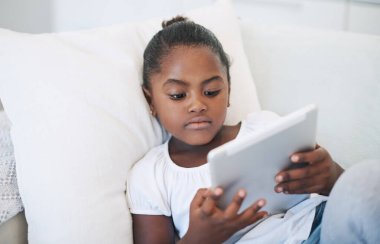 Siyah kız, çocuk ve kanepenin üzerinde çizgi film, online oyun ve eğitim başvurusu için tablet ile rahatlayın. Kadın çocuk, evde e-öğrenim, gezinti ve videolar için teknoloji ve internet
