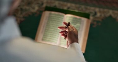 Dua etmek, müslüman olmak, Kuran okumak için camide boncuk takmak, dini ibadete katılmak ya da en üst mertebede bulunmak. Gazze için Tasbih ile birlikte İslami, el veya kutsal kitap umut, inanç ve dayanışma