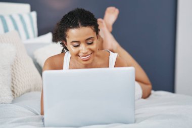 Laptop, mutlu kadın ve evde yatak odasında sosyal medya, uzaktan çalışma ya da e-posta okuma. Bilgisayar, kız ve yatakta yatma sebebi sabah internet günlüğü, iletişim ya da serbest yazarlık..
