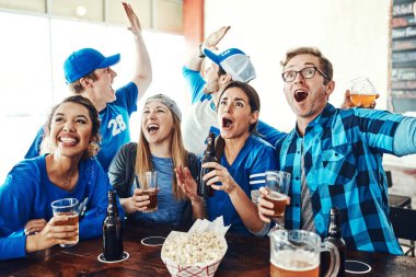 Spor, kutlama ve dünya kupası yayınında bira, televizyon ve hayranları olan insanlar. Beyzbol, oyunlar ve bir grup heyecanlı arkadaş izlemek için barda parti, içki ve takım desteği..