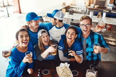 Zafer maçı için barda alkol, spor ve taraftarlar birlikte kutlama yapmak için toplandı. Heyecanlı insanlar ve bir grup arkadaş bira içiyor ve barda takım maçı yayınını izliyorlar.