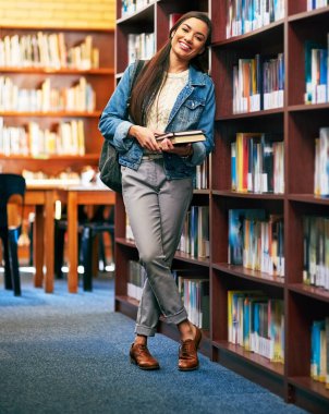Kütüphanede kitapları olan bir kadın, portre ve öğrenci, kampüste üniversite tezi için mutlu ve akademi edebiyatı. Burs, atama ve kitaplık için eğitim, bilgi ve üniversite bilgileri.