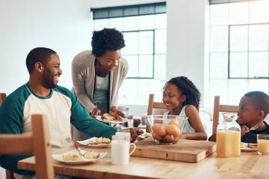 Siyah aile, ebeveynler ve çocuklar kahvaltı için evde yiyecek ile yemek servisi, kaynaşma ya da yemek odasında mutlu. Sevgi, anne ya da baba ve çocuklar beslenme ya da yemek için yumurta ve ekmek..