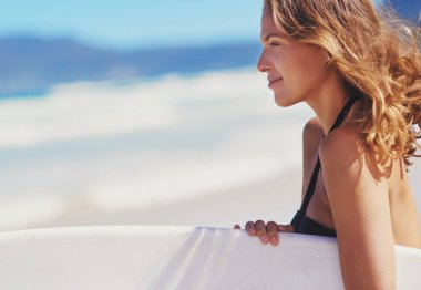 Profil, kadın ve plaj. Los Angeles 'ta tatilde spor, eğitim ve hobi amaçlı sörf tahtası. Kadın, yaz tatilinde okyanusta düşün ve gülümse. Eğlenmek ve rahatlamak için..