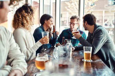 Restoran, bira ve New York 'taki bir barda doğum günü kutlaması için gülümseyen arkadaşlar. Mutluluk için takılan ve yaz yemeğinde alkollü içeceklerle bir araya gelen bir grup insan..