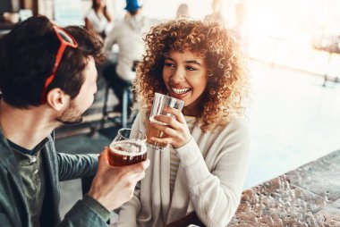 Randevu, çift ve restoranda içki, tartışma ve romantizmden mutlu olmak ve birlikte konuşmak. Pub, gülümseme ve muhabbet eden insanlar, yıldönümü için barda bira ve alkolle kaynaşan insanlar..