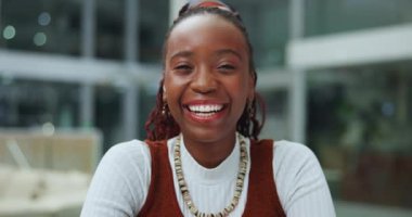 Siyahi bir kadının yüzü, işi ve gülümsemesi. Tasarımcılığın yaratıcı kariyeri için şirket ya da başlangıç. Kenya 'da portre, mutlu ve profesyonel girişimci, çalışan veya Afrikalı kadın kahkahalar.