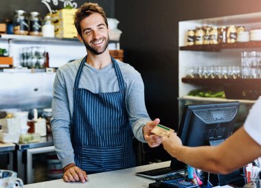 Kahve dükkanı, garson ve kredi kartı ile ödeme, alım-satım ve alım. Mağaza, çalışan ve restoranda müşteri hizmetleri, ticaret ve sipariş için parasız bankacılık ile gülümseme.