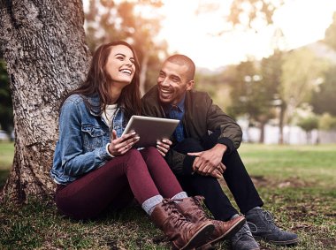 Açık hava, park ve gülmek için tableti olan mutlu çift, online komedi ve canlı yayın videoları. Sosyal medya, mim ve doğada kaynaşma için dijital ortama sahip ilişki, erkek arkadaş ve kız arkadaş.