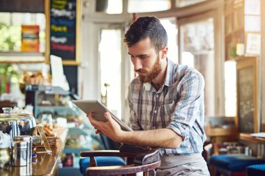 Kafe teftişi için Barista, adam ve tablet ya da yeni açılan kahve dükkanının internet sitesinden sipariş. Küçük işletme sahibi, garson ve menüde stok envanteri veya fiyat kontrol listesi teknolojisi var.