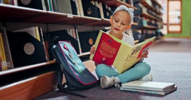 Kız, eğitici hikayeler, bilgi ve çocuk gelişimi için kütüphanede kitap okuyor. Okul, çocuk ve gülümseme ya da büyüme, eğlence ve eğlencenin tadını çıkarmak için öğrenme ile tatmin olmak.