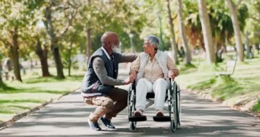 Aşk, yaşlı adam ve yaşlı kadın tekerlekli sandalyede, doğa ve sohbet destek, bakım ve evlilik. Açık havada, engelli, güneş ışığı ve ağaçlarla, neşe ve romantizmle ilişkisi olan çift ve kişiler.