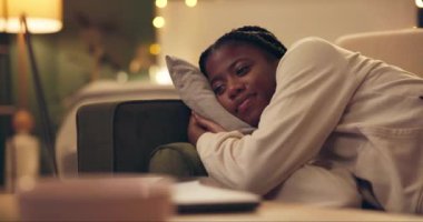 Afrikalı kadın, dizüstü bilgisayar ve film gece evde yayınlanmak, ara vermek ve çevrimiçi abonelik için kanepede dinlenecek. Kız, insan ve bilgisayar için film, dizi ve ekran kanepede gülümseme oturma odasında..
