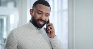 Telefon görüşmesi, mutlu ve iş adamı B2B şirketinin yasal anlaşmasıyla iletişime geçti. Gülümseyin, profesyonel ve erkek avukat cep telefonuyla iş yerindeki şirket bağlantıları için konuşuyor.