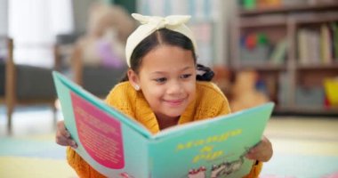Kız, okul ve sınıfta kitap okumak, çocuk gelişimi ve anaokulunda sözcük dağarcığı büyümesi. Çocuk için mutluluk, gülümseme ve bilgi veya hikaye kitabı, öğrenme ve fantezi ile bilgi.